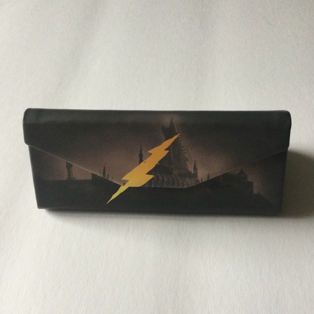 HARRY POTTER X DIFF HOGWARTS LIGHTNING BOLT SUNGLASSES CASE NEW